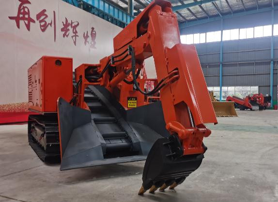 跟著帥龍扒渣機(jī)廠家一起了解下履帶扒渣機(jī)的特點(diǎn)！