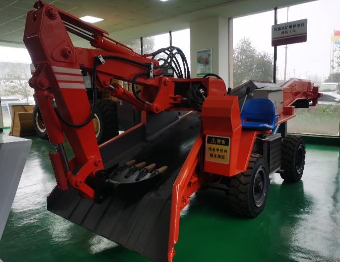 跟著帥龍機(jī)電一起看看輪式扒渣機(jī)設(shè)備的功能和用途！