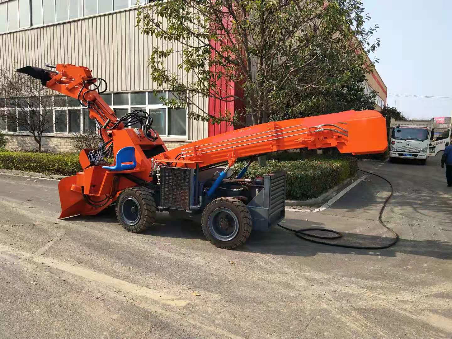 您知道扒渣機(jī)液壓油什么時(shí)候該怎樣更換嗎？