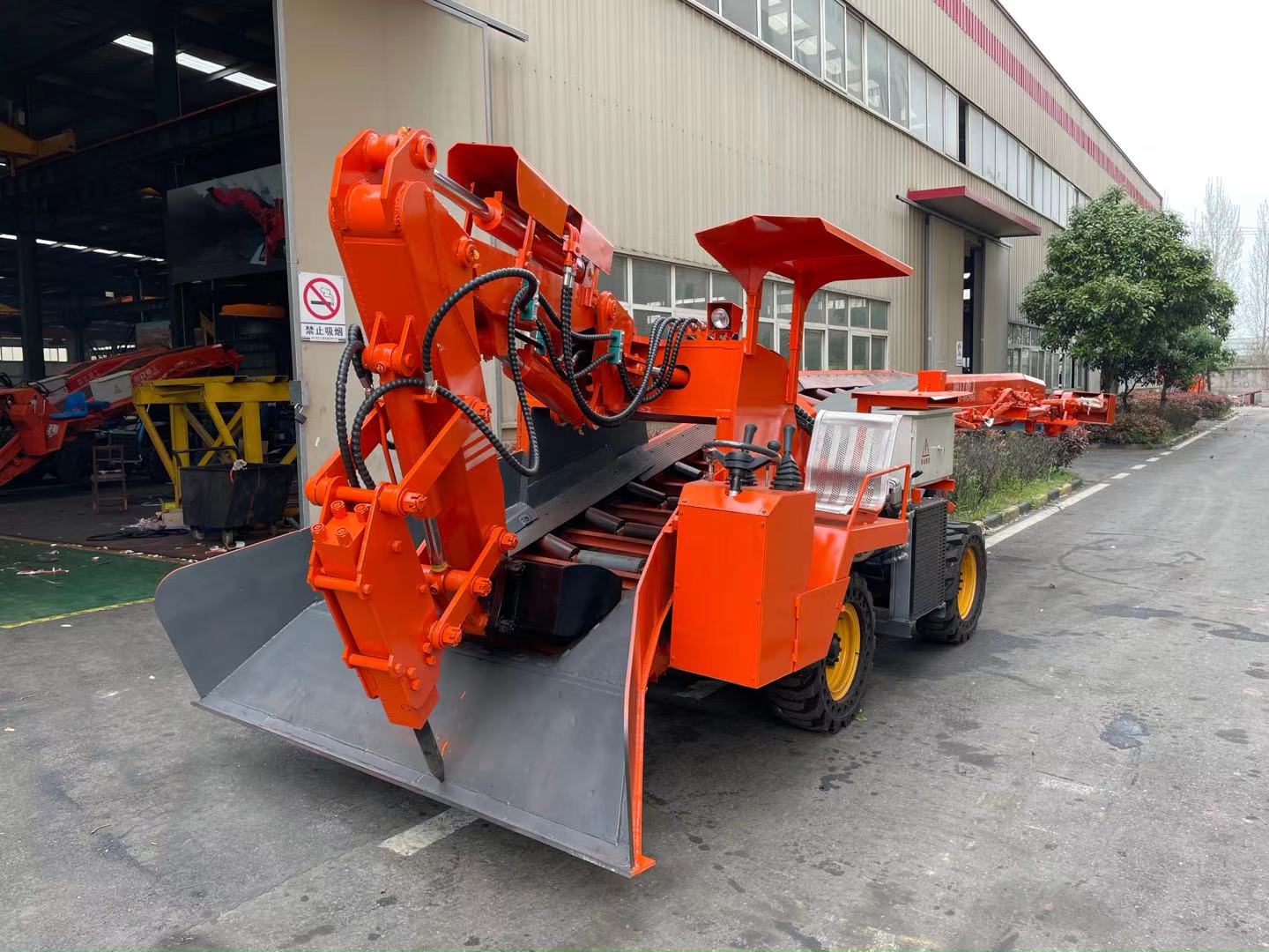 履帶扒渣機(jī)和輪式扒渣機(jī)，誰(shuí)的優(yōu)勢(shì)更勝一籌？